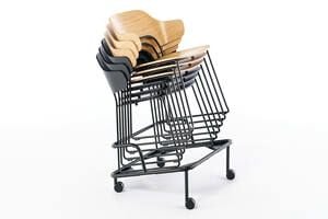 Mit dem Transportwagen können die Holzstühle einfach transportiert werden